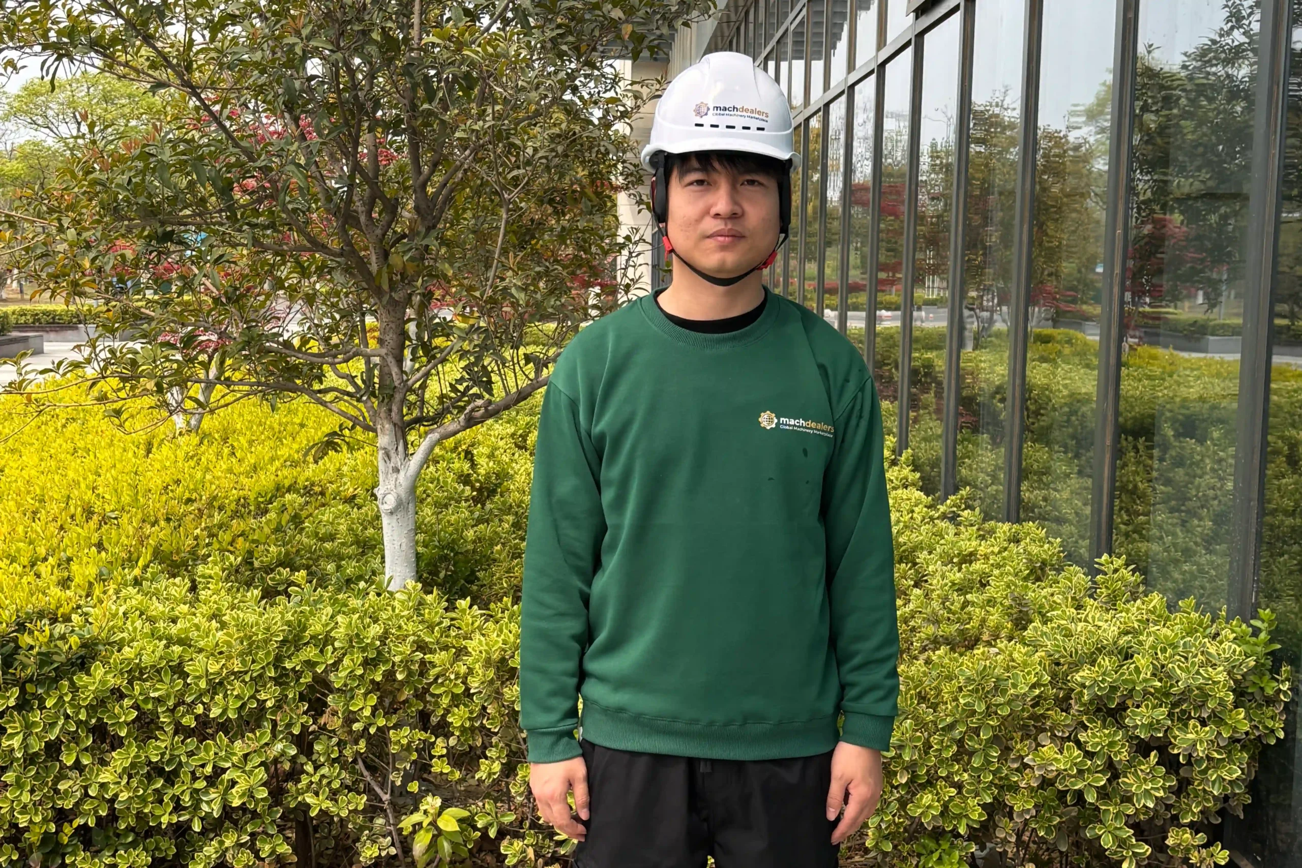 3 photos of Machdealers employees