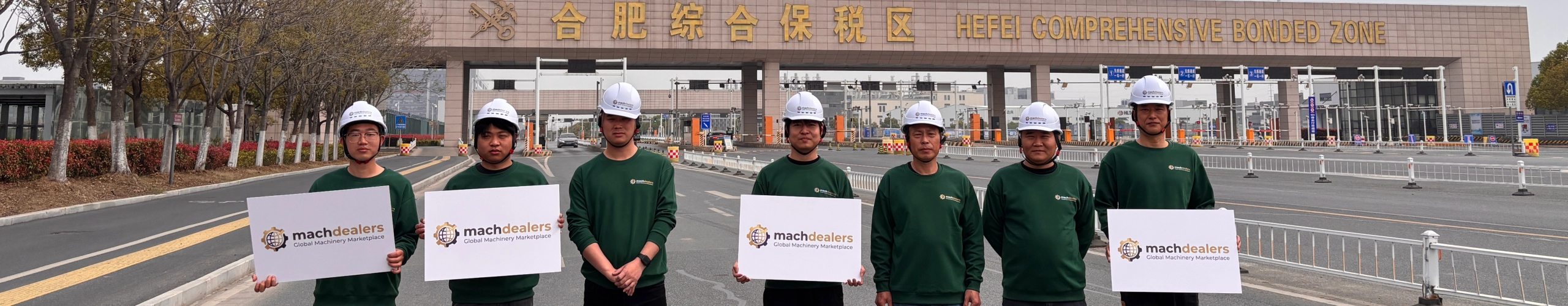 Group-photo-of-MachDealers-employees-3